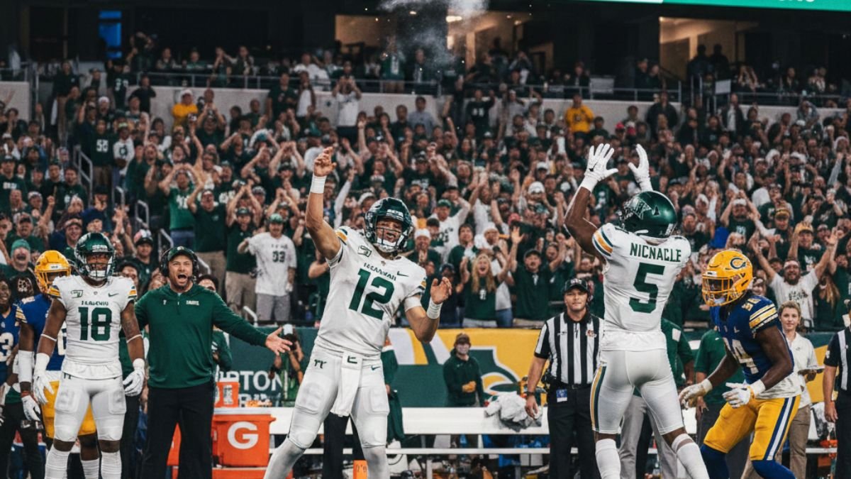 Backup Weaver Etches Name in Lore as Hawaii Stuns Cal