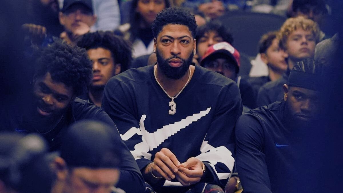 Anthony Davis Returns After Knee Scare as Mavericks Fall to Thunder