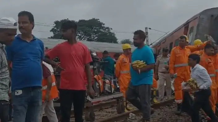 13 दिन में 7 वां बड़ा  रेल हादसा…पटरी से उतरी हावड़ा मुम्बई मेल…जोरो पर राहत बचाव कार्य…बिलासपुर डीविजन के 80 यात्री फंसे