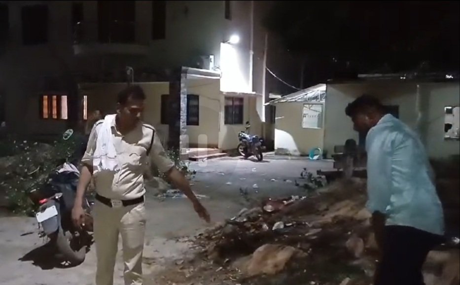 सरकारी रेस्ट हाउस में जुआ खेलते दिग्गज पकड़ाए…पुलिस ने मारा कृषक कुटीर पर छापा..लाखों का फड़…छोड़ी गयीं 6 VIP गाड़ियां