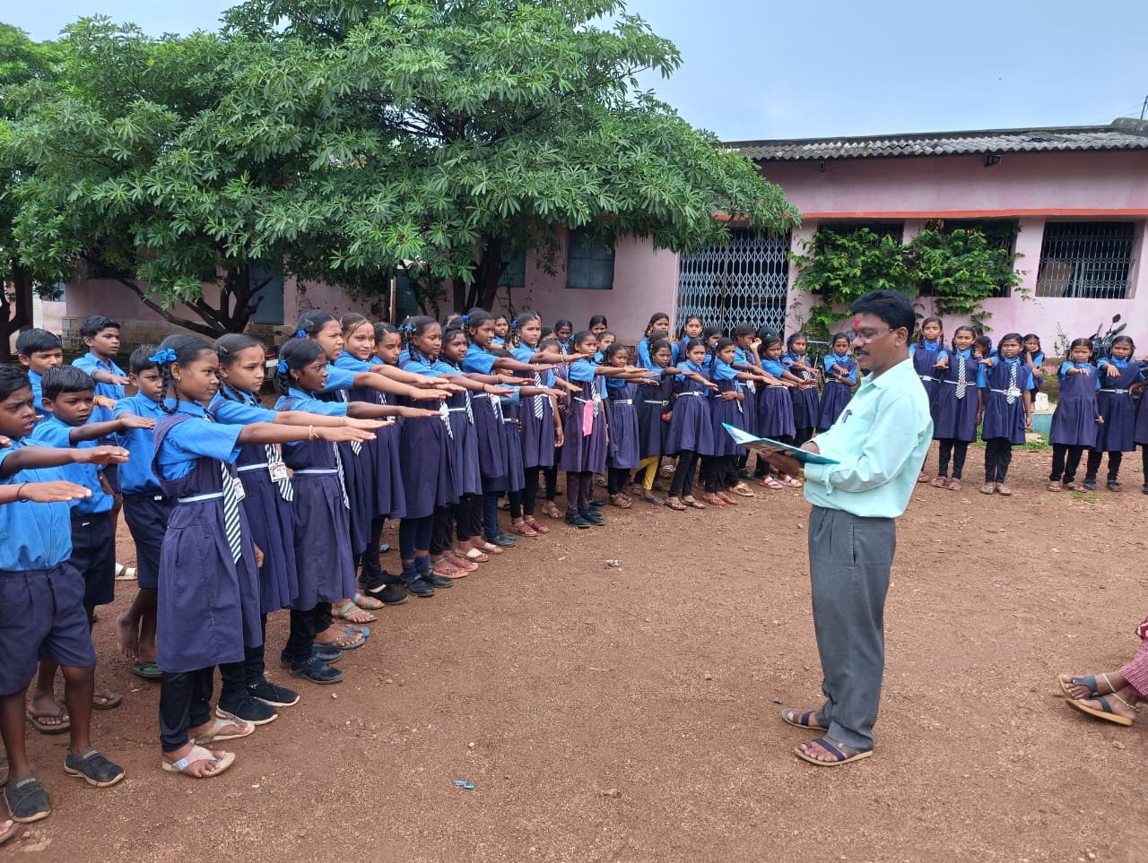 मिडिल स्कूल चिरचारी कला के छात्रों ने वोटिंग पद्धति से शाला नायक का किया चुनाव