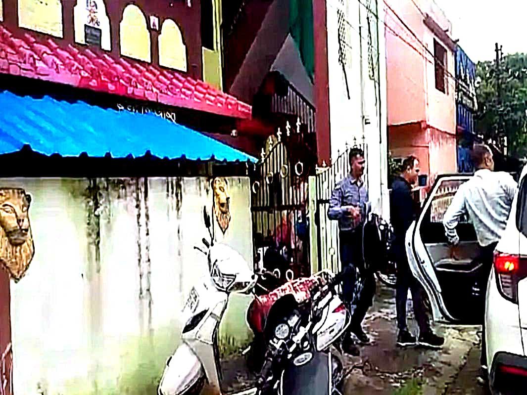 कांग्रेस नेता राजेन्द्र शुक्ला के घर पर CBI का छापा..8 सदस्यी टीम ने 6 बजे बोला धावा…बन्द कमरे PSC सदस्यों से पूछताछ… कांग्रेस नेता राजेन्द्र शुक्ला के घर पर CBI का छापा..8 सदस्यी टीम ने 6 बजे बोला धावा…बन्द कमरे PSC सदस्यों से पूछताछ…
