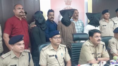 प्लास्टिक का पिस्टल दिखाकर लूट पाट..3 आरोपी गिरफ्तार…पुलिस कप्तान ने बताया…आरोपियों से सोना चांदी का सामान बरामद