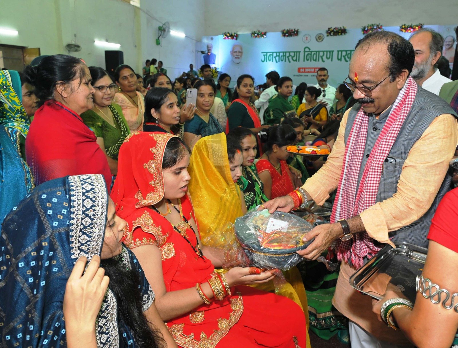185 नगरीय निकाय.. लाख 12 हजार समस्या…700 शिविर में प्रशासन ने चलाया अभियान…45 हजार को मिली तत्काल राहत