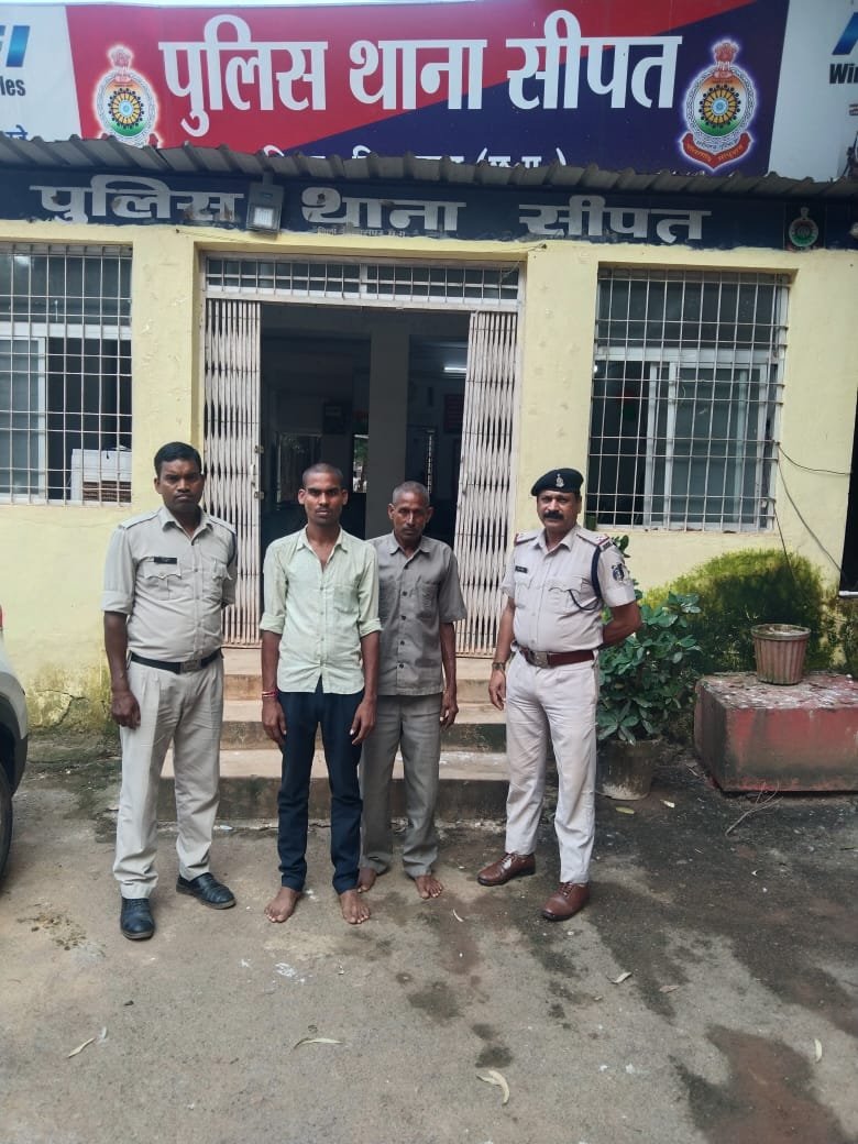बाप बेटों ने गजब कर दिया…किया गंदा इशारा…मना करने पर दोनों ने बाल पकड़कर घसीटा…फिर हाथ मुक्कों की बरसात बाप बेटों ने गजब कर दिया…किया गंदा इशारा…मना करने पर दोनों ने बाल पकड़कर घसीटा…फिर हाथ मुक्कों की बरसात