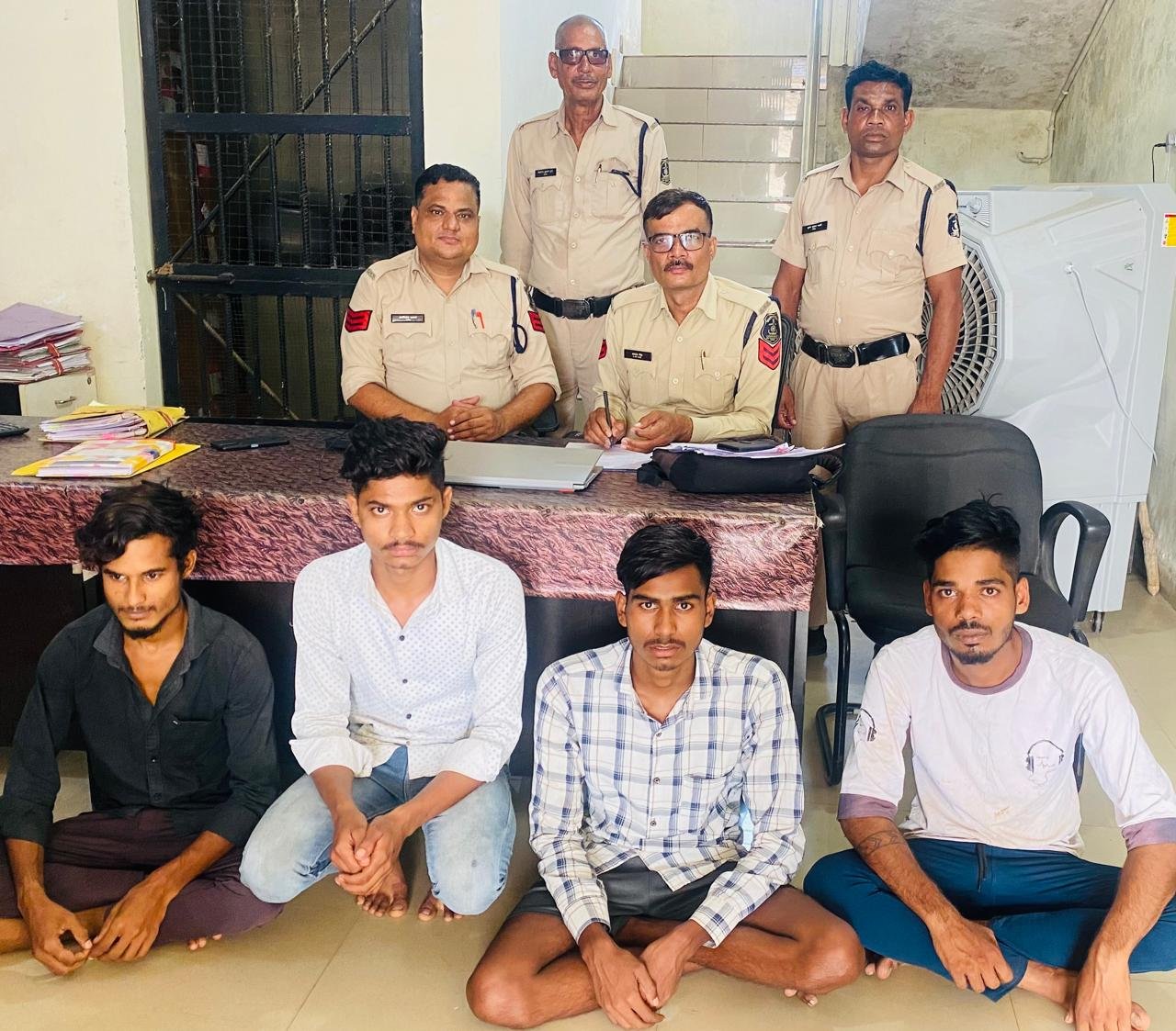 होटल व्यवसायी से मारपीट,,,नाबालिक समेत पांच बदमाश गिरफ्तार,,,हथियार बरामद होटल व्यवसायी से मारपीट,,,नाबालिक समेत पांच बदमाश गिरफ्तार,,,हथियार बरामद
