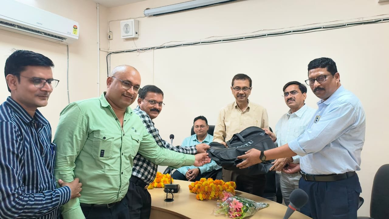 मुख्य अभियंता की भावभीनी विदाई…धर ने कहा..इस कल्चर को बनाकर रखें..हमारा काम ही है जनता की सेवा करना..नये अधिकारी ने लिया पदभार मुख्य अभियंता की भावभीनी विदाई…धर ने कहा..इस कल्चर को बनाकर रखें..हमारा काम ही है जनता की सेवा करना..नये अधिकारी ने लिया पदभार
