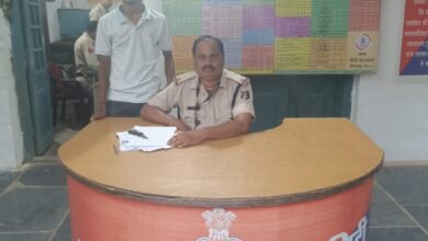 घात लगाकर कर रहा था इंतजार…इसके पहले पहुंच गयी पुलिस…आरोपी को बटनदार चाकू के साथ किया गिरफ्तार..पढ़ें आरोपी ने क्या कहा