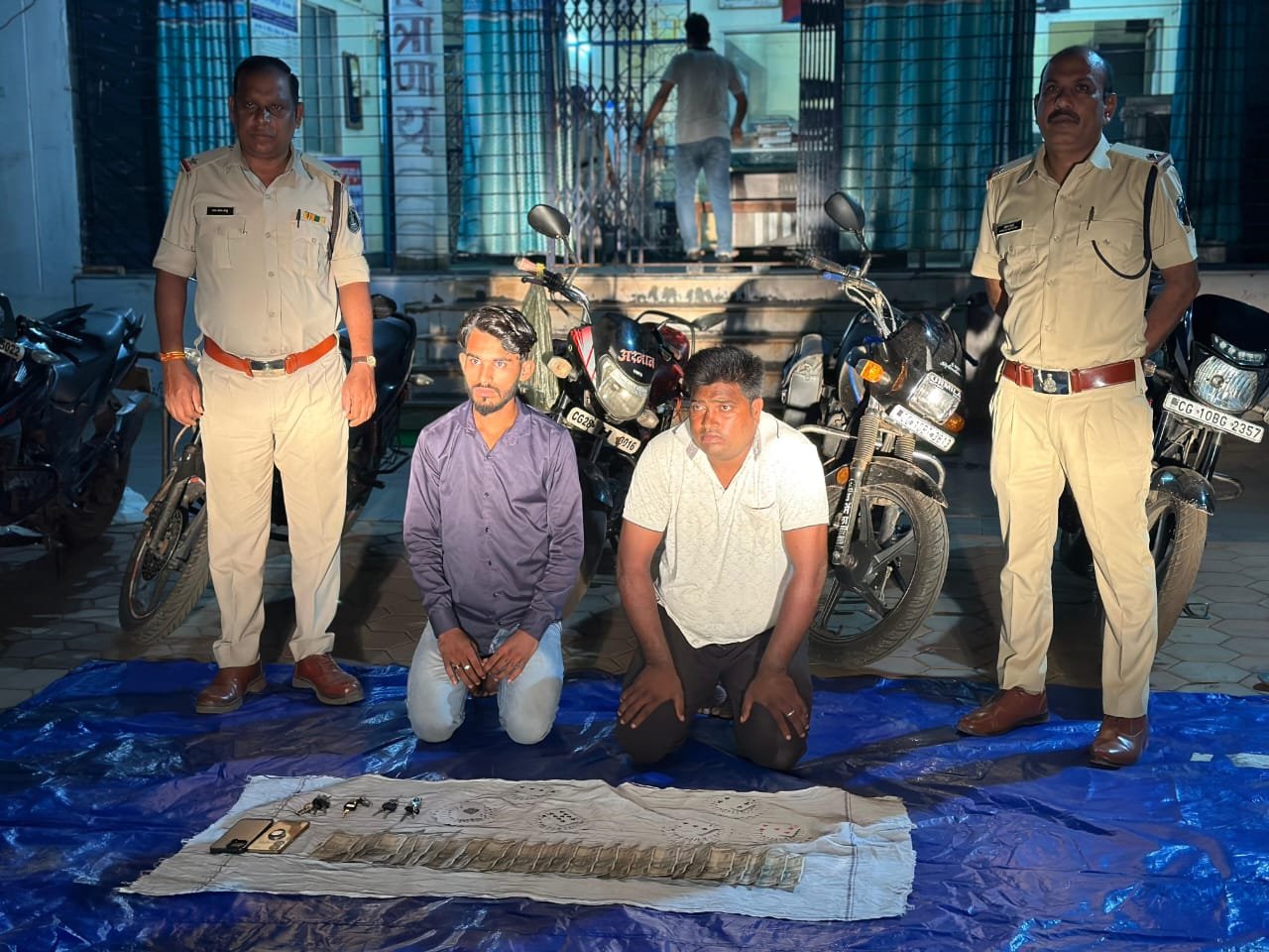 कोटा, सिरगिट्टी,सरकन्डा पुलिस की ताबड़तोड़ कार्रवाई…तलवार के साथ आधा दर्जन तलवारबाज गिरफ्तार..जुआरियों पर गिरी गाज..डेढ़ दर्जन मोटरसायकल बरामद कोटा, सिरगिट्टी,सरकन्डा पुलिस की ताबड़तोड़ कार्रवाई…तलवार के साथ आधा दर्जन तलवारबाज गिरफ्तार..जुआरियों पर गिरी गाज..डेढ़ दर्जन मोटरसायकल बरामद