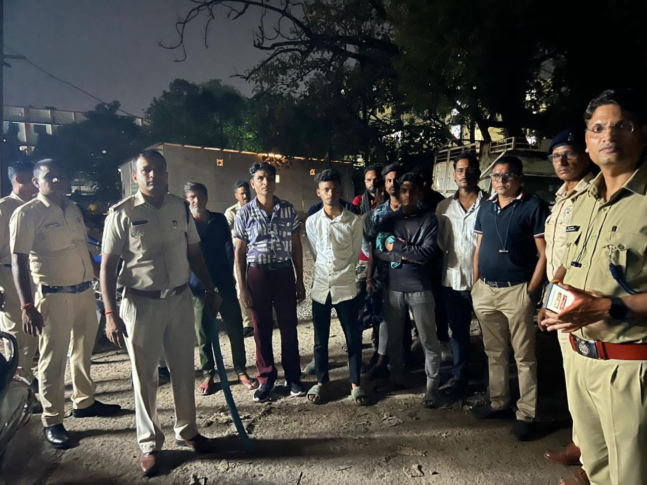 देर रात तक चला पुलिस का डंडा…पुल, पुलिया श्मशान में छिपते नजर आए बदमाश ..56 गिरफ्तार..कप्तान ने कहा..अपराधियों को सुधरना ही होगा देर रात तक चला पुलिस का डंडा…पुल, पुलिया श्मशान में छिपते नजर आए बदमाश ..56 गिरफ्तार..कप्तान ने कहा..अपराधियों को सुधरना ही होगा