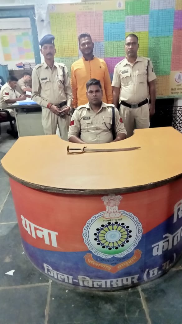 घटना को अंजाम देकर फरार तीनों आरोपी गिरफ्तार..खपरगंज में पुलिस ने तलवार के साथ आदतन आरोपी को पकड़ा..चारो को जेल