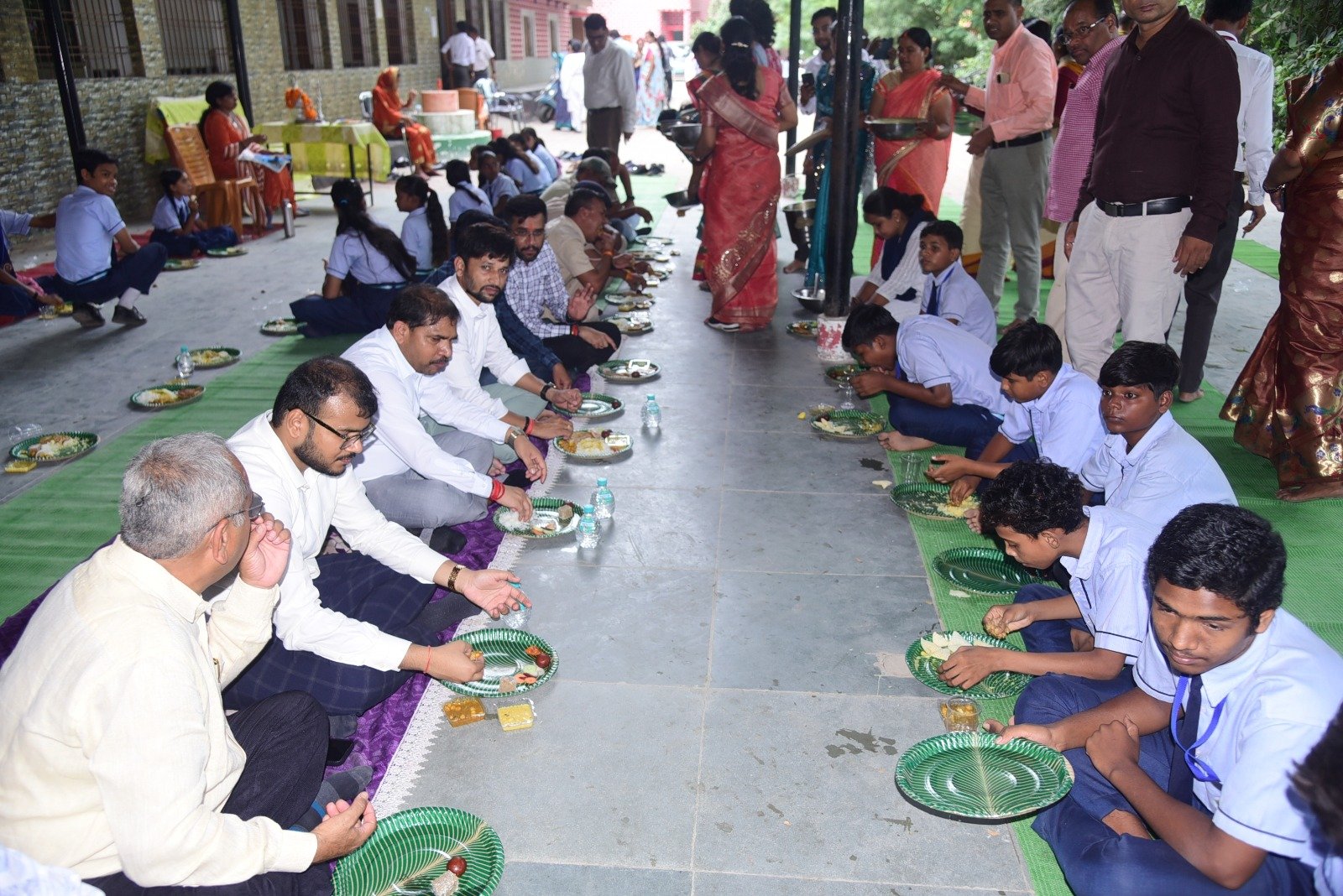 व्यायाम शिक्षक के जन्मदिन पर न्योता भोज…700 बच्चों के साथ कमिश्नर,सीईओ ने पंगत में चखा भोजन का स्वाद…भावुक नजर आया बर्थडे ब्वाय व्यायाम शिक्षक के जन्मदिन पर न्योता भोज…700 बच्चों के साथ कमिश्नर,सीईओ ने पंगत में चखा भोजन का स्वाद…भावुक नजर आया बर्थडे ब्वाय