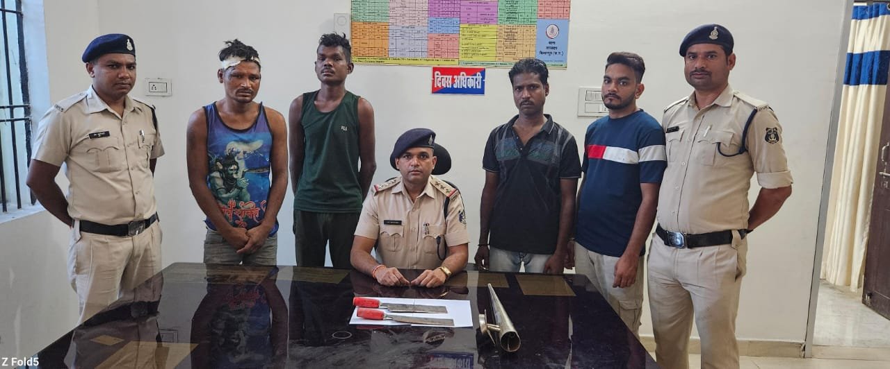 पुलिस को देखकर भागने लगे..संदेहियों को पुराना बस स्टैण्ड में दौड़ाकर पकड़ा..आरोपियों से लोहे की पाइप और दो धारदार चापड़ बरामद