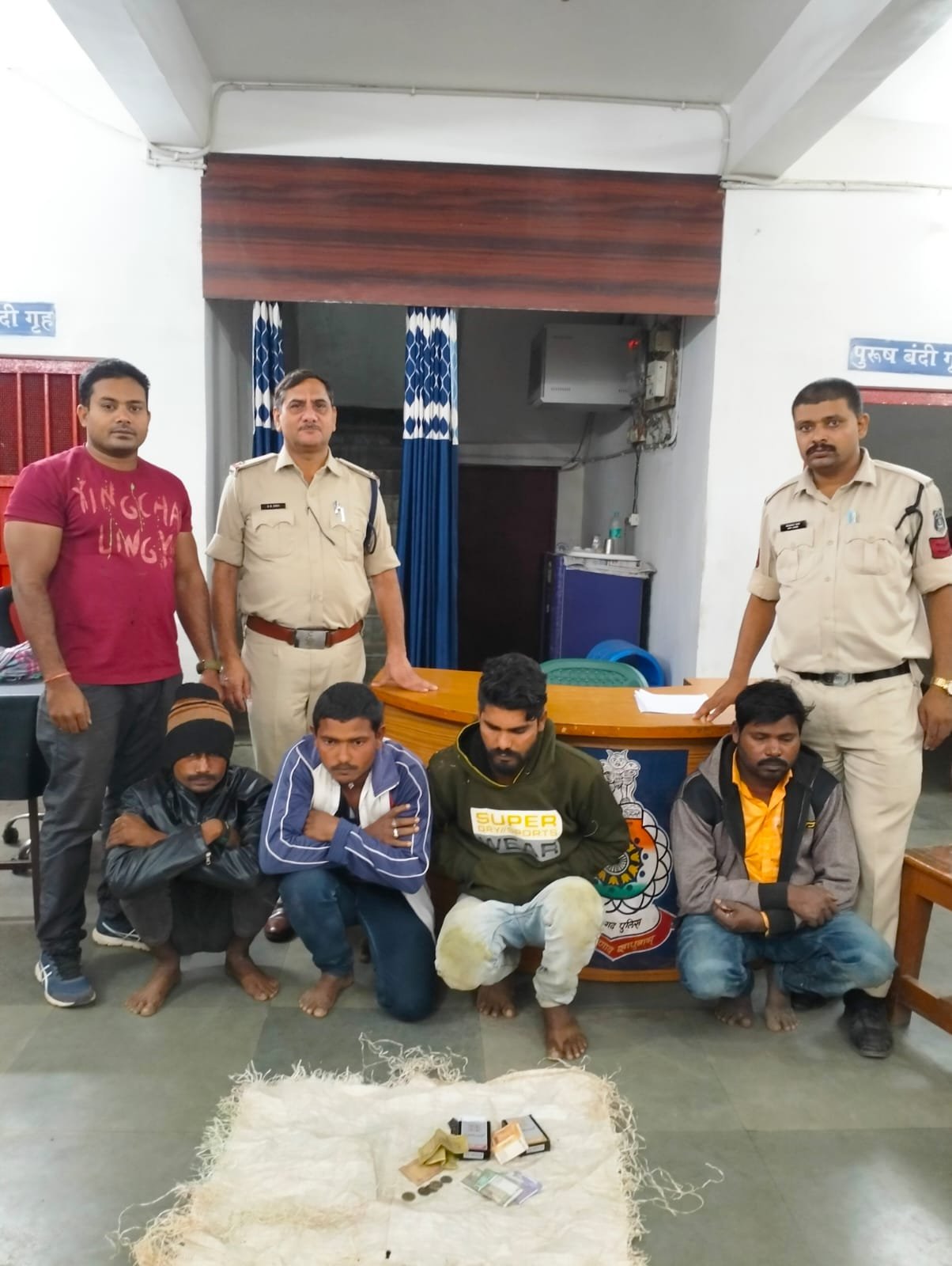 गिरिजाबन नवागांव जुआरियों ने जमाया फड़…पुलिस ने बोला धावा..कुछ भागने में कामयाब…लेकिन चार आरोपी गिरफ्तार