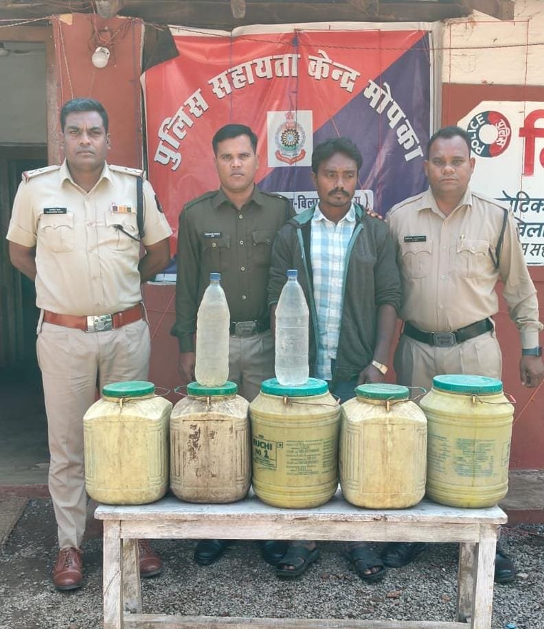 मोपका पुलिस चौकी टीम ने बोला धावा..घेराबन्दी में 80 लीटर से अधिक शराब बरामद…आरोपी को मय सबूत किया गिरफ्तार