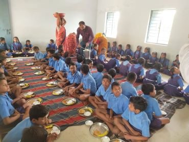 CG NEWS:न्यौता भोजन योजनाः मॉनिटरिंग की कमी से पटरी से उतरती नज़र आ रही… !