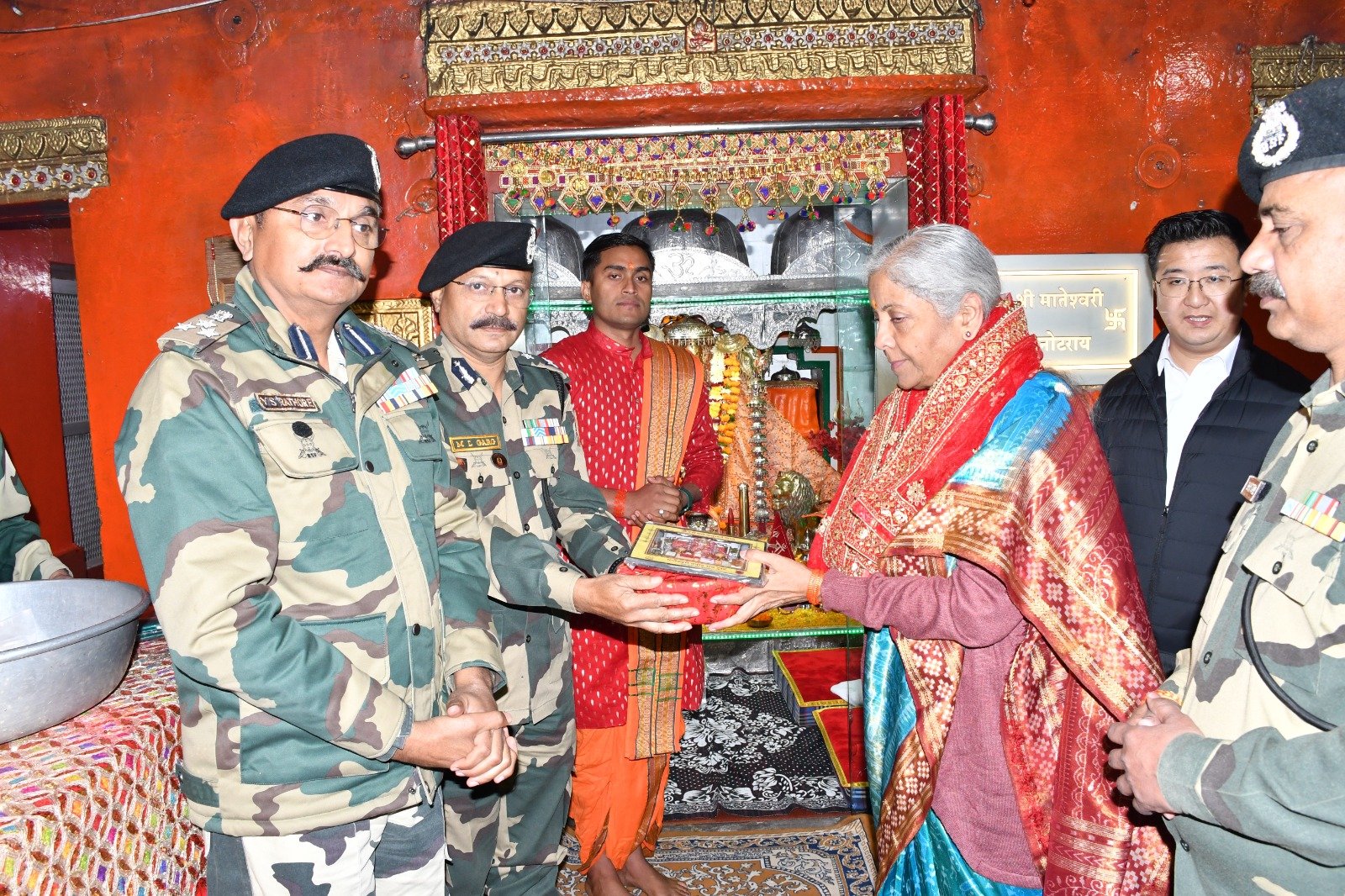 केन्द्रीय वित्त मंत्री ने शक्तिपीठ तनोट माता के किए दर्शन