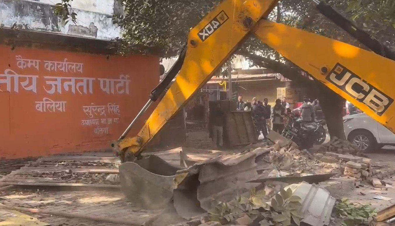 UP News- भाजपा कैंप कार्यालय पर चला बुलडोजर, जिला उपाध्यक्ष का दर्द, ‘हमें तो अपनों ने लूटा…’
