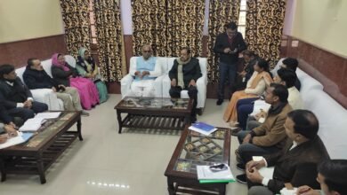 अधिकारी महीने में चार दिन गांवों में रात्रि विश्राम करें, बैठक में शिक्षा मंत्री…