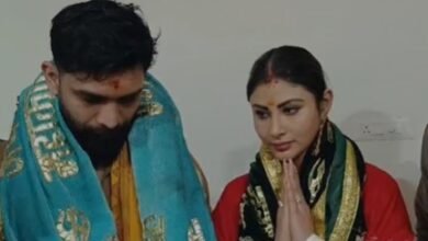पति संग मौनी रॉय ने किए महाकाल के दर्शन, भस्म आरती में हुईं शामिल