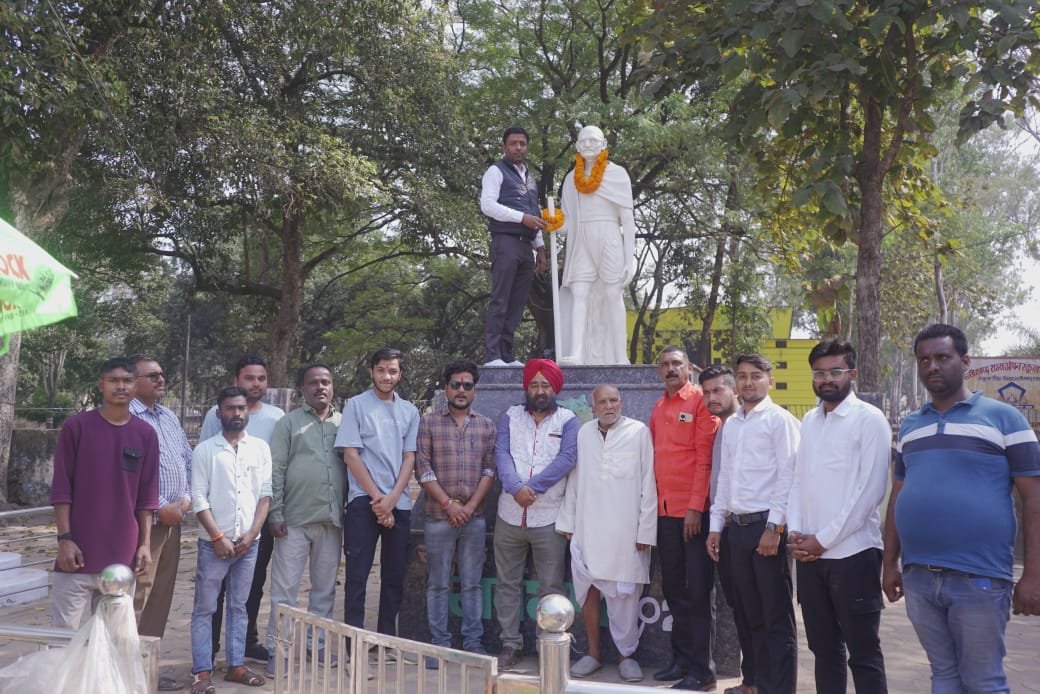 नगर पालिका अध्यक्ष प्रत्याशी राकेश जालान ने महात्मा गांधी की पुण्यतिथि पर दी श्रद्धांजलि