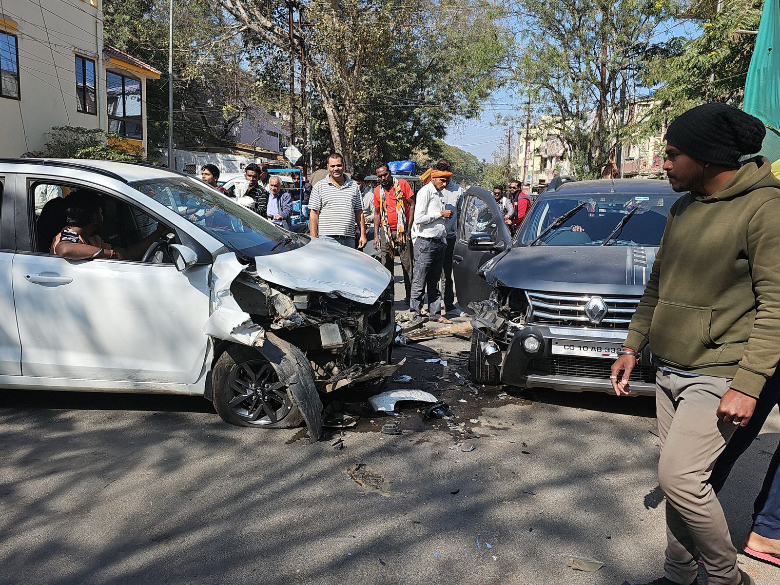 दो कार में आमने-सामने की भिडंत,,, गाड़ियों के उड़े परखच्चे,,, कार सवार बुजुर्ग घायल