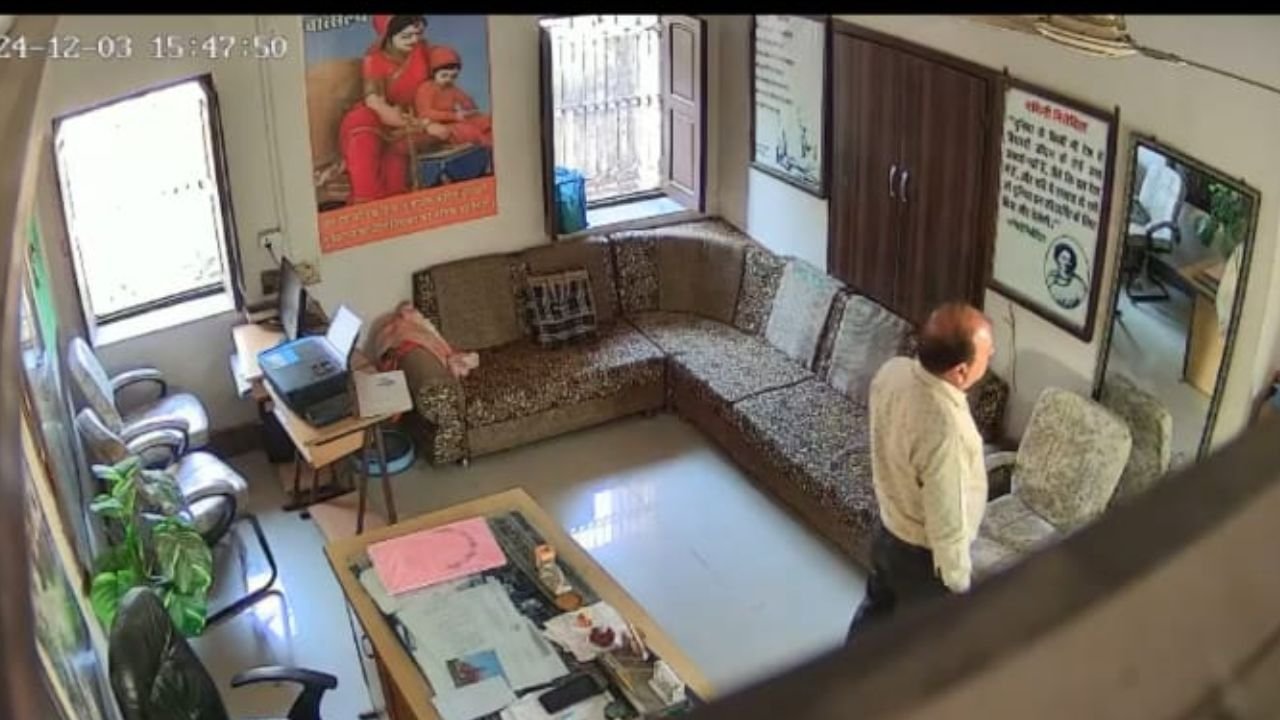 Viral video: सरकारी स्कूल में ‘गंदा खेल’,महिला टीचर के साथ अश्लील हरकत Viral video: सरकारी स्कूल में ‘गंदा खेल’,महिला टीचर के साथ अश्लील हरकत