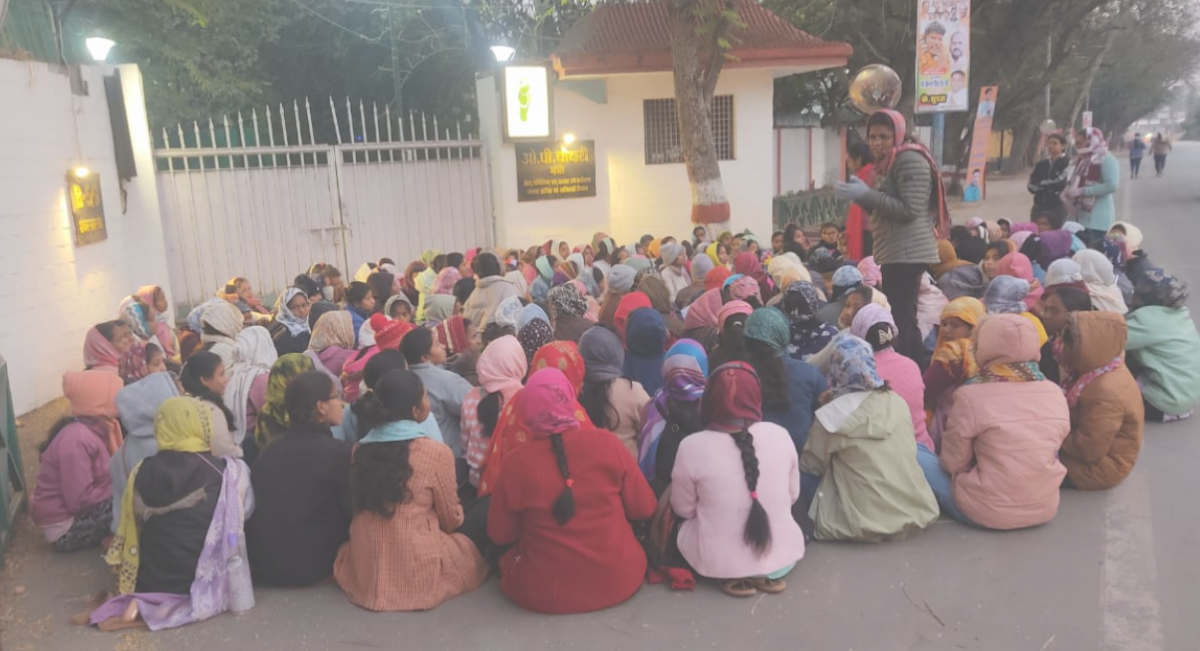 वित्त मंत्री ओपी चौधरी के बंगले के बाहर बर्खास्त सहायक शिक्षकों का प्रदर्शन