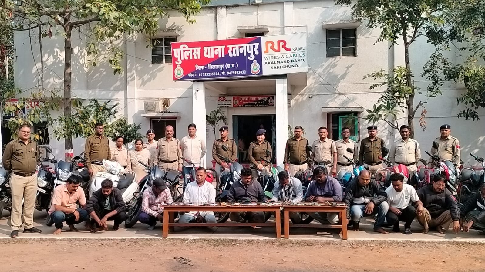 बड़ी कारवाई,,एक  दर्जन जुआरी गिरफ्तार… नगद  समेत लाखों का सामान बरामद… दर्जन से अधिक मोटरसाइकिल और मोबाइल ज़ब्त