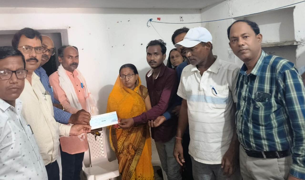 प्रधान अध्यापक के निधन पर दी गई अनुग्रह राशि प्रधान अध्यापक के निधन पर दी गई अनुग्रह राशि