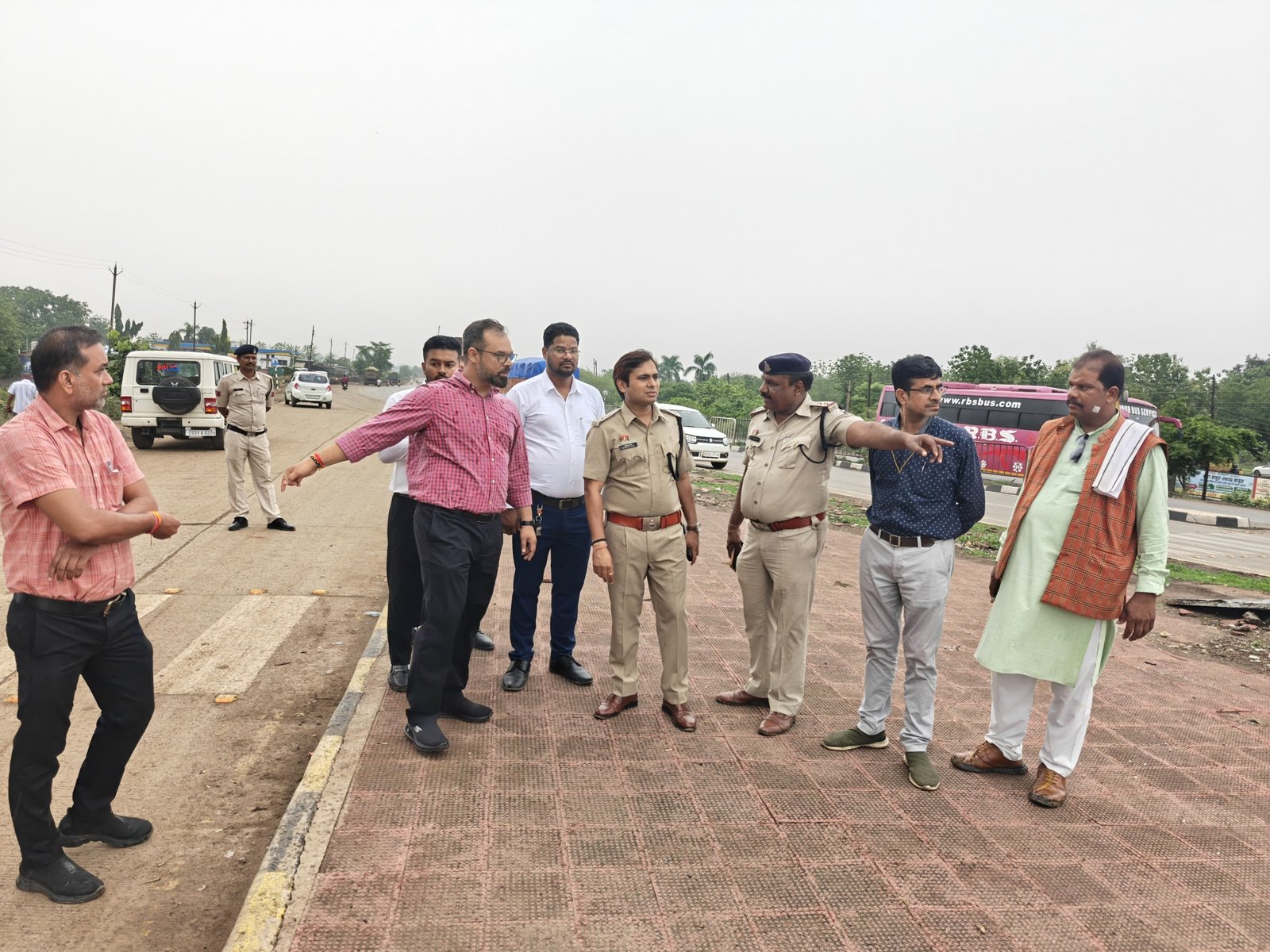 कलेक्टर और SP ने सरगांव राष्ट्रीय राजमार्ग का किया निरीक्षण कलेक्टर और SP ने सरगांव राष्ट्रीय राजमार्ग का किया निरीक्षण