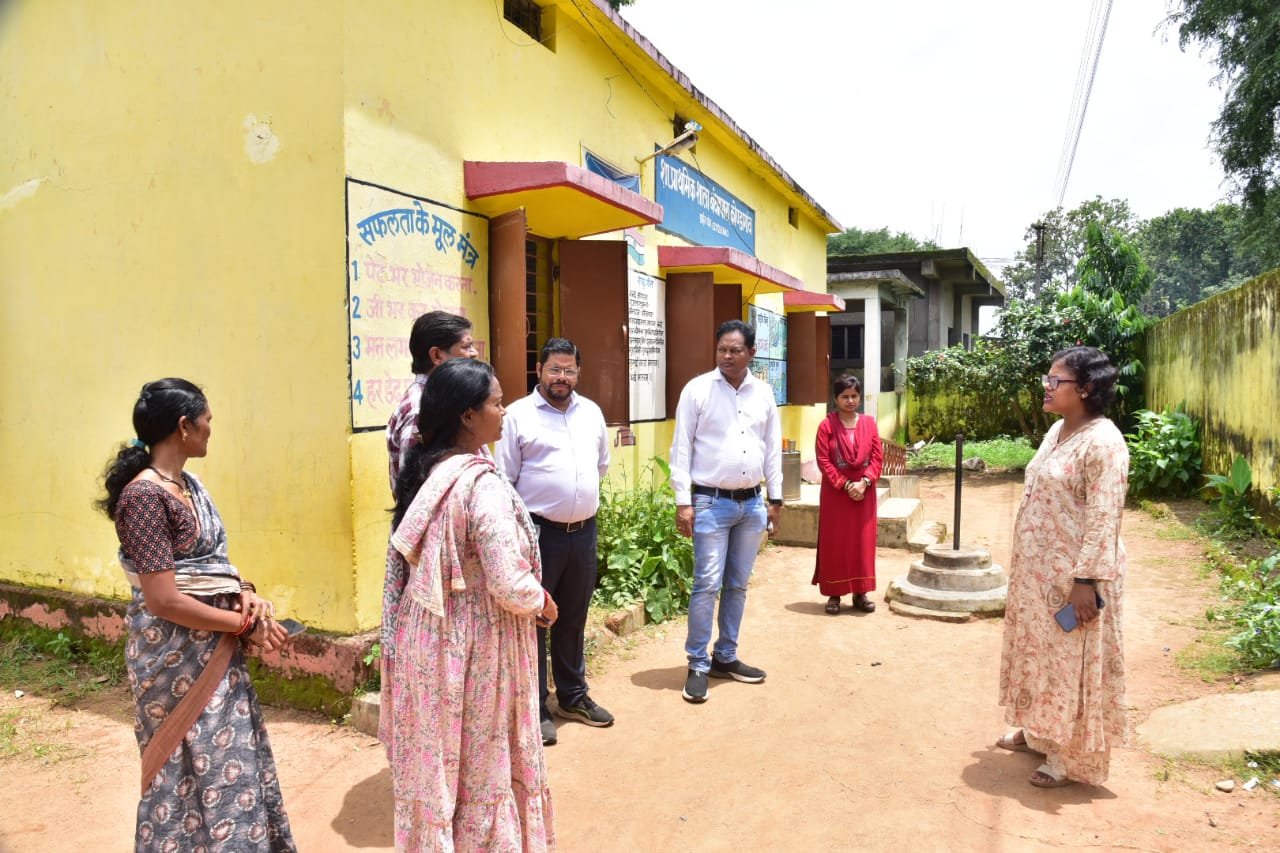 कलेक्टर ने आंगनबाड़ी और विद्यालय का किया निरीक्षण…नवोदय विद्यालय भवन निर्माण की प्रगति का लिया जायजा