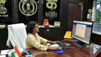 कलेक्टर ई-ऑफिस प्रणाली के माध्यम से फाइलों पर कर रहीं कार्यवाही