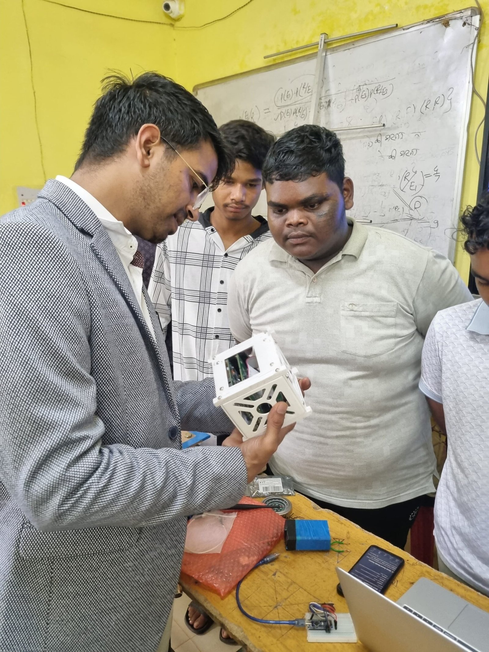 जशपुर में स्टूडेंट सैटेलाइट ट्रेनिंग वर्कशॉप में विद्यार्थी सीख रहे हैं सैटेलाइट की बारीकियां 