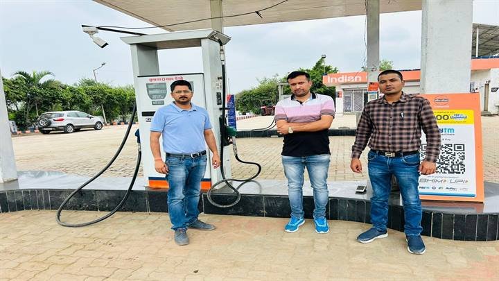 Indore News -संचालक को बिना हेलमेट लगातार पेट्रोल देना पड़ा भारी..पंप सील Indore News -संचालक को बिना हेलमेट लगातार पेट्रोल देना पड़ा भारी..पंप सील