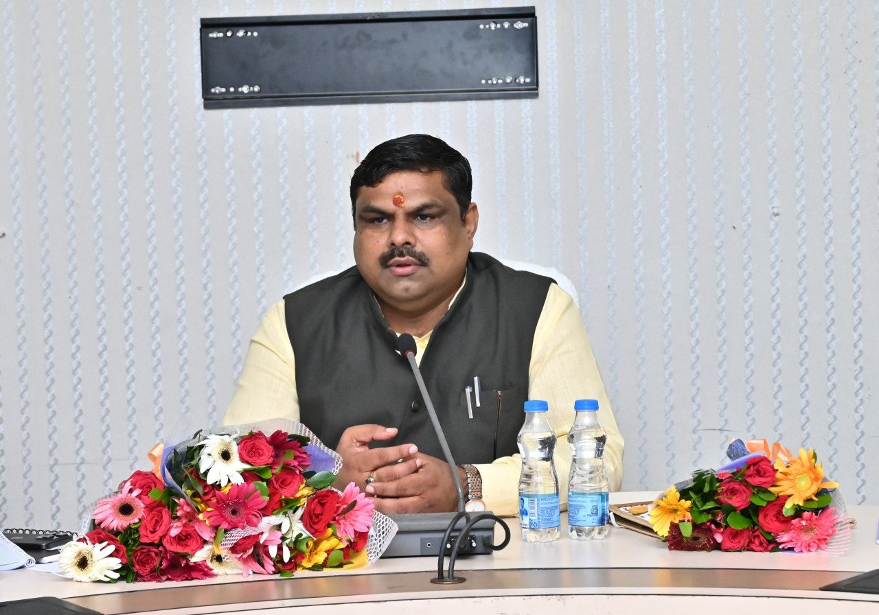 Education Minister Meeting: जिला शिक्षा अधिकारी को शो कॉज नोटिस देने के निर्देश Education Minister Meeting: जिला शिक्षा अधिकारी को शो कॉज नोटिस देने के निर्देश