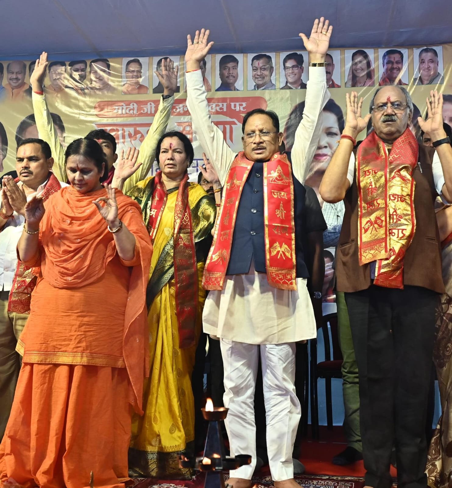 मुख्यमंत्री साय खारुन मईया समरसता भव्य महाआरती में हुए शामिल : महाआरती में मंत्रोच्चार से गूंजा खारुन नदी का महादेव घाट मुख्यमंत्री साय खारुन मईया समरसता भव्य महाआरती में हुए शामिल : महाआरती में मंत्रोच्चार से गूंजा खारुन नदी का महादेव घाट