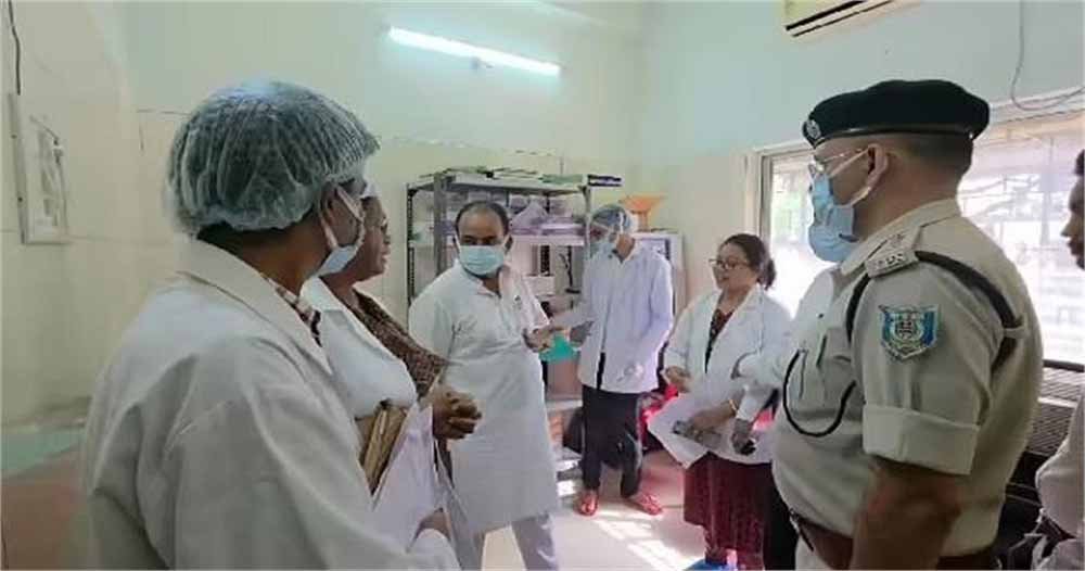 बिना पूर्व सूचना के स्वास्थ्य मंत्री पहुंचे चाईबासा सदर अस्पताल, कर्मचारियों में हड़कंप!