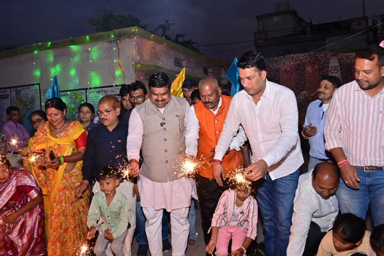 शिक्षा मंत्री गजेन्द्र यादव ने बच्चों संग “विष्णु के दिया”  कार्यक्रम में मनाई दीपावली — शिक्षा, संस्कृति और आनंद का संगम