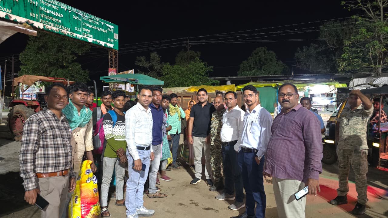 तेलंगाना के दलाल के चंगुल से छूटे 18 मजदूर,बीजापुर प्रशासन की त्वरित कार्रवाई से सकुशल घर लौटे ग्रामीण