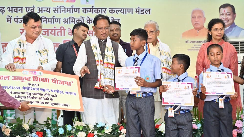 राज्य सरकार की पहल से बदल रही है मजदूरों की दुनिया – रायपुर से उभर रही नई उम्मीदें राज्य सरकार की पहल से बदल रही है मजदूरों की दुनिया – रायपुर से उभर रही नई उम्मीदें