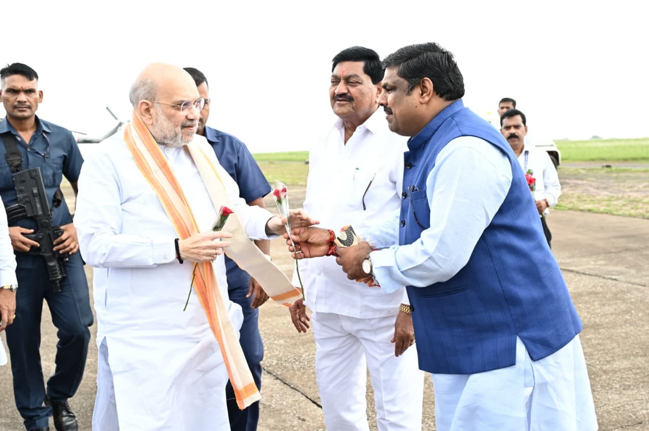 Amit Shah in Bastar : केंद्रीय गृह एवं सहकारिता मंत्री अमित शाह का रायपुर आगमन, शिक्षा मंत्री गजेन्द्र यादव ने किया आत्मीय स्वागत