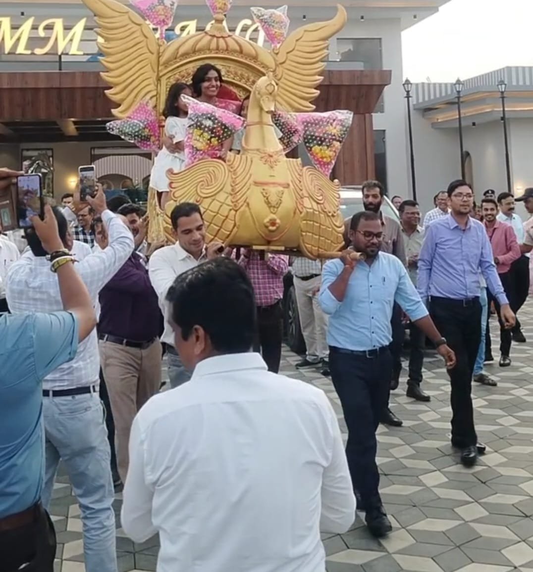 Collector Farewell-प्रदेश में ‘महिला शक्ति’ का जलवा: 17 जिलों की कमान महिला कलेक्टरों के हाथ, संस्कृति जैन को पालकी में बिठाकर विदाई