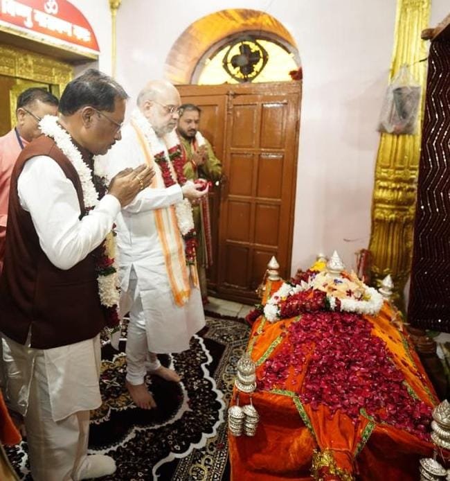 केंद्रीय गृह मंत्री अमित शाह और मुख्यमंत्री विष्णुदेव साय ने मां दंतेश्वरी की पूजा-अर्चना कर देश-प्रदेश की सुख-शांति, समृद्धि और खुशहाली का मांगा आशीर्वाद 1 IMG 20251004 WA0023