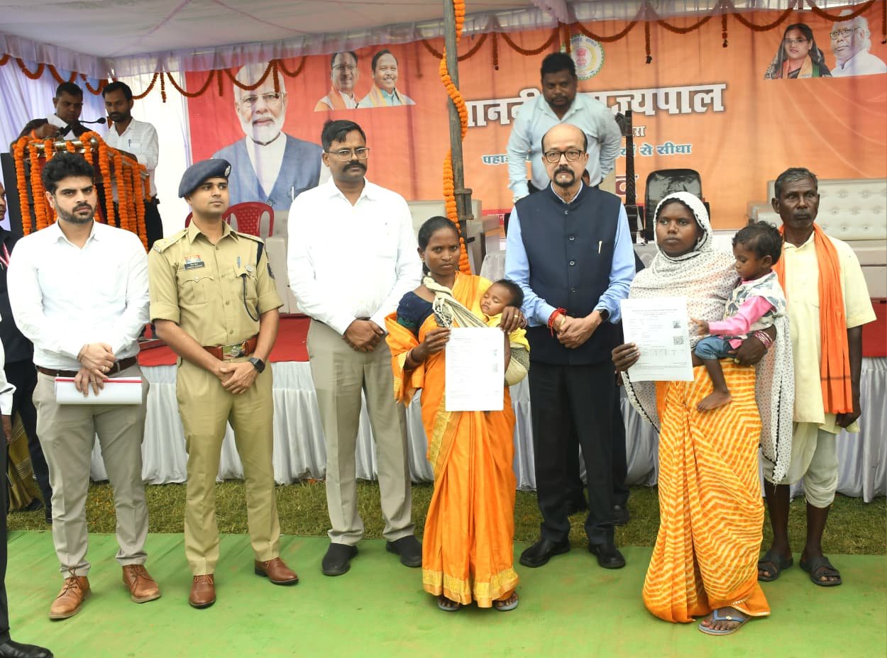 घटगांव पहुंचे राज्यपाल ने पहाड़ी कोरवा समुदाय से किया संवाद घटगांव पहुंचे राज्यपाल ने पहाड़ी कोरवा समुदाय से किया संवाद