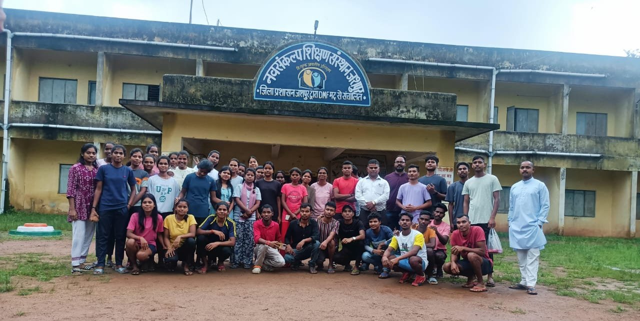 जाशपुर का नव संकल्प शिक्षण संस्थान -CGPSC में 60, SSC जनरल ड्यूटी में 50 और व्यापम में 90 युवा कर रहे हैं परीक्षाओं की तैयारी