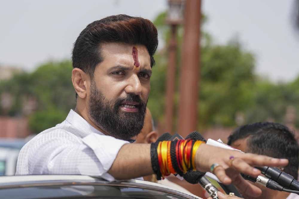 चिराग पासवान का हमला: असदुद्दीन ओवैसी मुसलमानों को ‘अपनी प्रॉपर्टी’ समझते हैं 1 chirag1 1 1