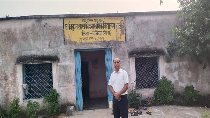 शिक्षा विभाग की बड़ी कार्रवाई: जिला शिक्षा अधिकारी ने किया औचक निरीक्षण, समय से पहले स्कूल बंद मिलने पर प्राचार्य निलंबित, कई शिक्षकों को नोटिस शिक्षा विभाग की बड़ी कार्रवाई: जिला शिक्षा अधिकारी ने किया औचक निरीक्षण, समय से पहले स्कूल बंद मिलने पर प्राचार्य निलंबित, कई शिक्षकों को नोटिस