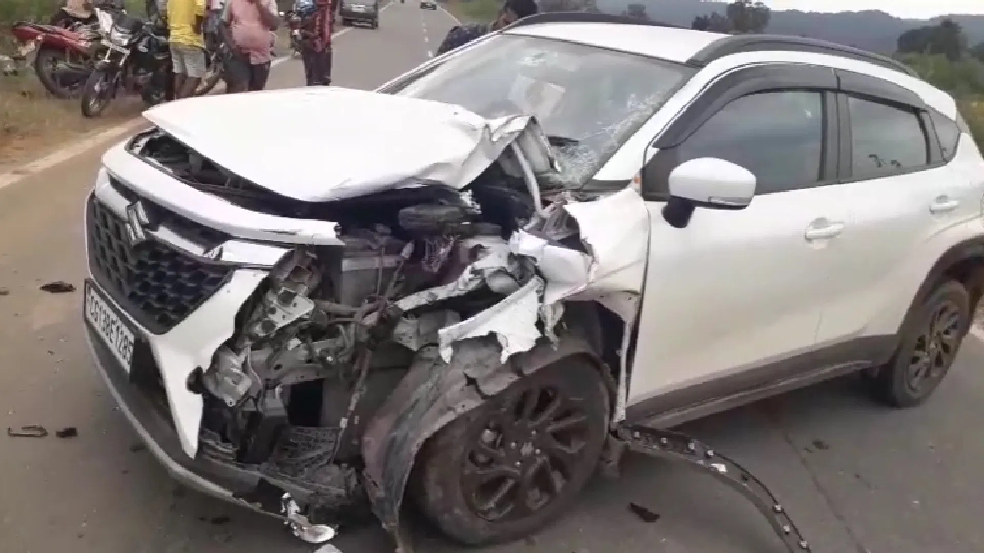 रायगढ़ में भीषण सड़क हादसा : तेज रफ़्तार कार ने बाइक सवारों और पैदल चल रही महिला को रौंदा, तीनों की मौत