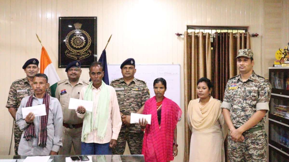 कोंडागांव में 3 नक्सलियों ने किया आत्मसमर्पण, हिंसा छोड़ मुख्यधारा से जुड़ने वालों में एक महिला भी शामिल